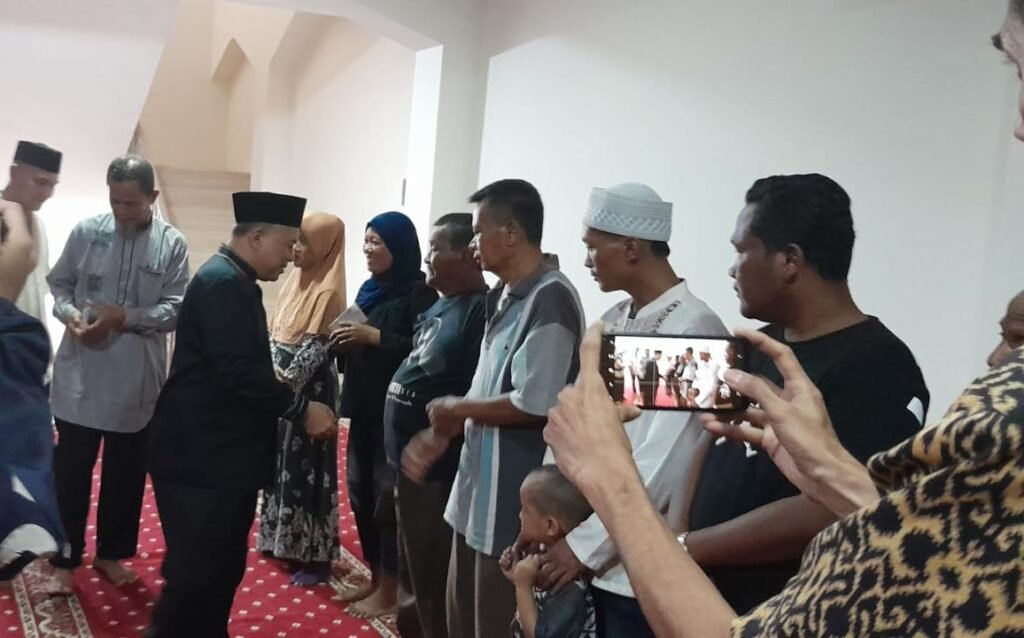 Penyerahan santunan kepada fakir miskin di lingkungan Wisma TIM.