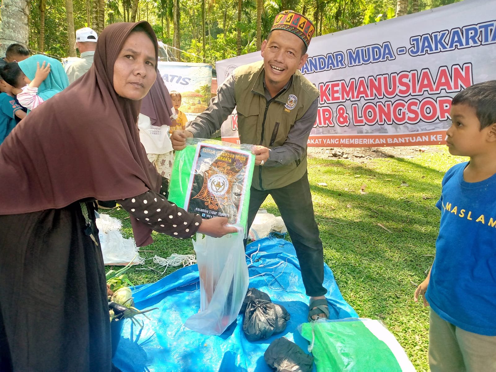 Penyerahan bantuan dari TIM
